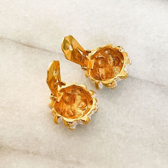 Vintage Brutalist Style Clip On Earrings White Enamel Gold Toned Metal Round - Picture 5 of 7